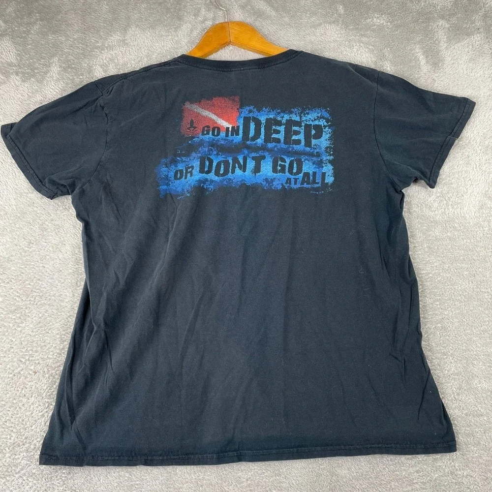 Vintage Scuba Diving T Shirt Mens XL Black Go In Deep Graphic Y2K Gildan Tee